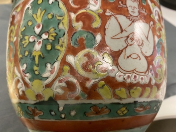 Un grand bol couvert en porcelaine de Chine de type 'Bencharong' pour le march&eacute; thai, milieu du 18&egrave;me